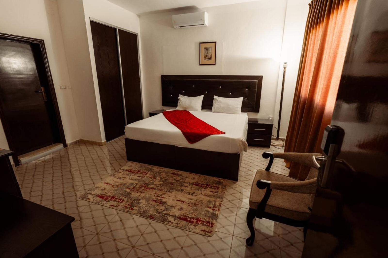 Plaza View Hostel Ат-Тайибах Экстерьер фото