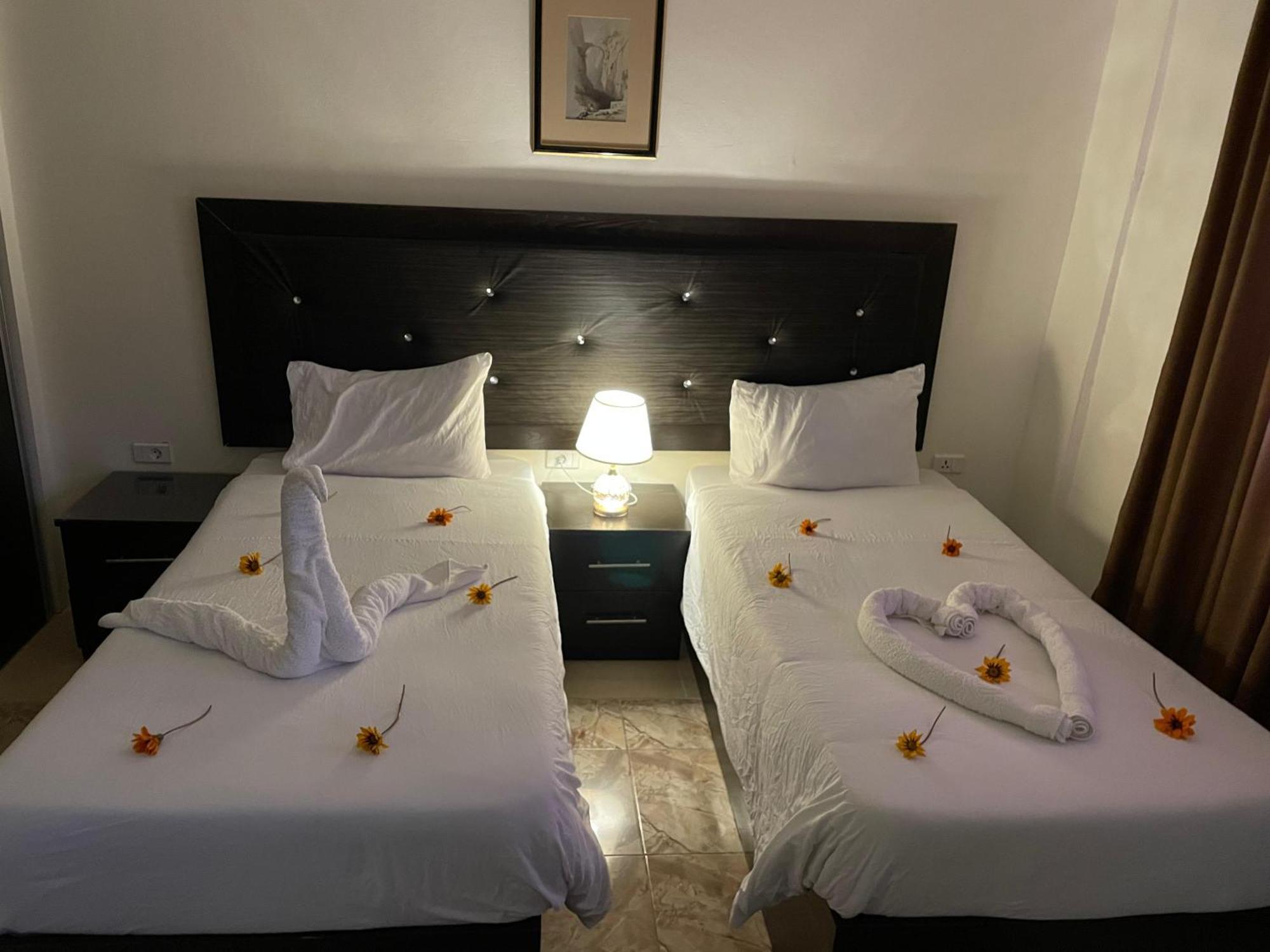 Plaza View Hostel Ат-Тайибах Экстерьер фото