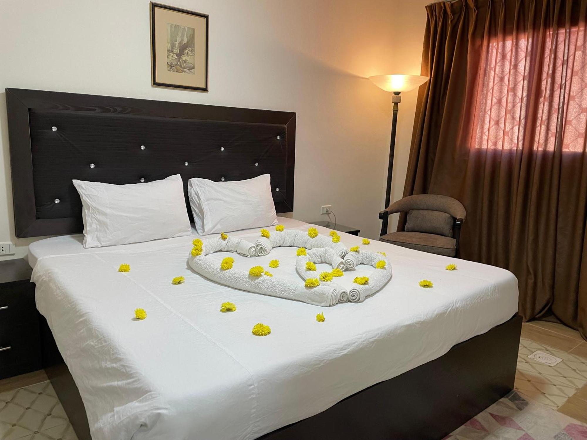 Plaza View Hostel Ат-Тайибах Экстерьер фото
