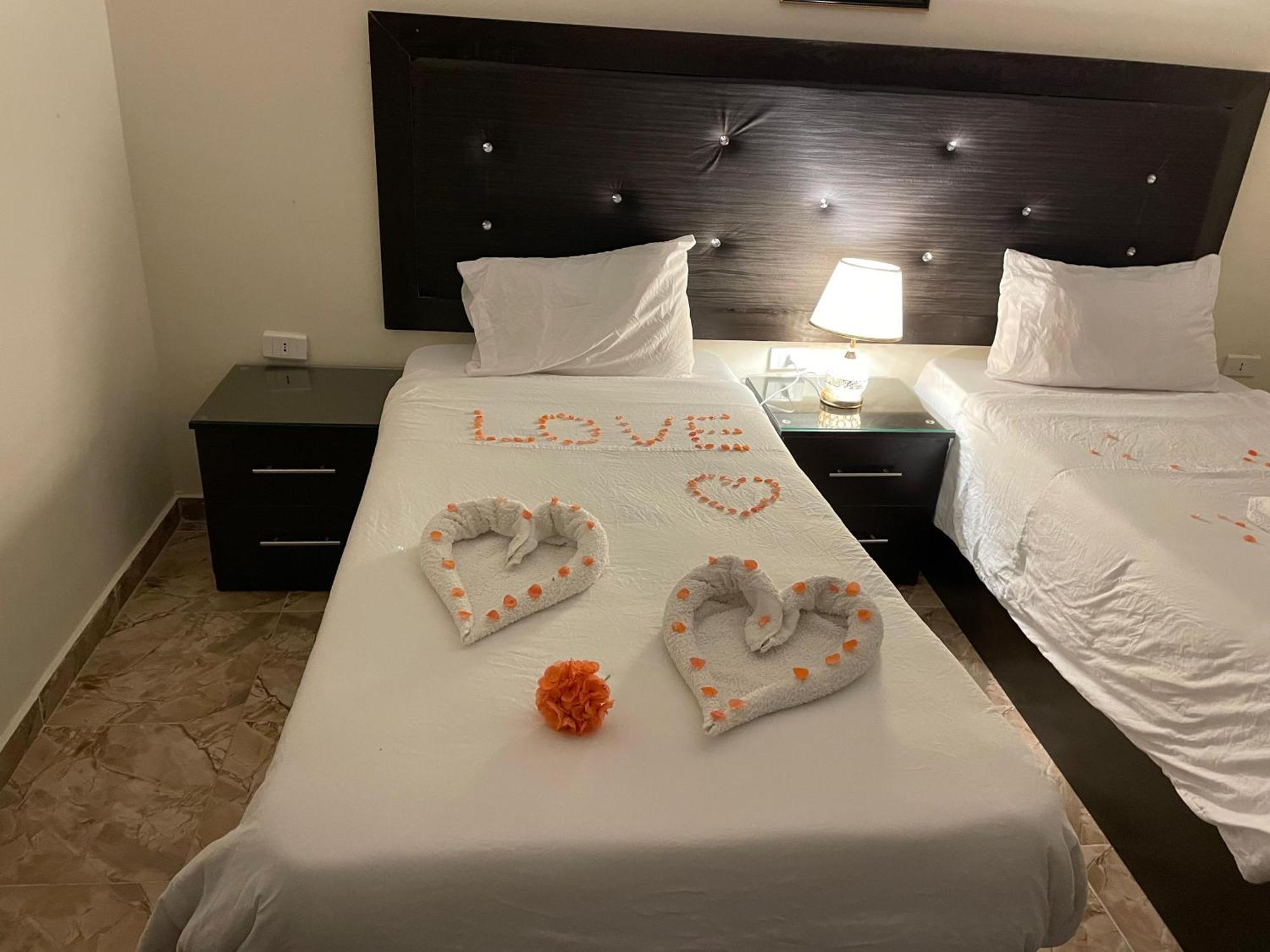 Plaza View Hostel Ат-Тайибах Экстерьер фото