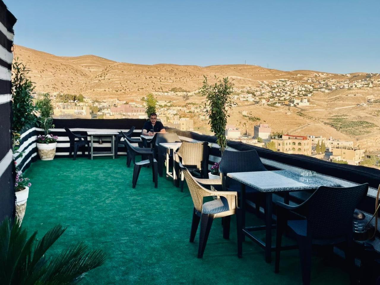 Plaza View Hostel Ат-Тайибах Экстерьер фото