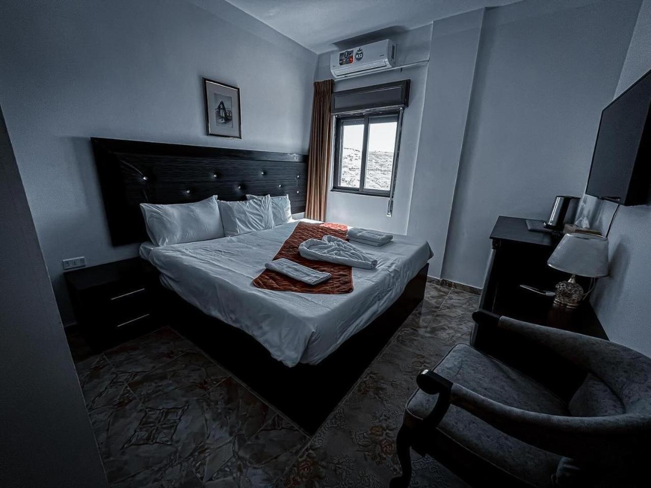Plaza View Hostel Ат-Тайибах Экстерьер фото