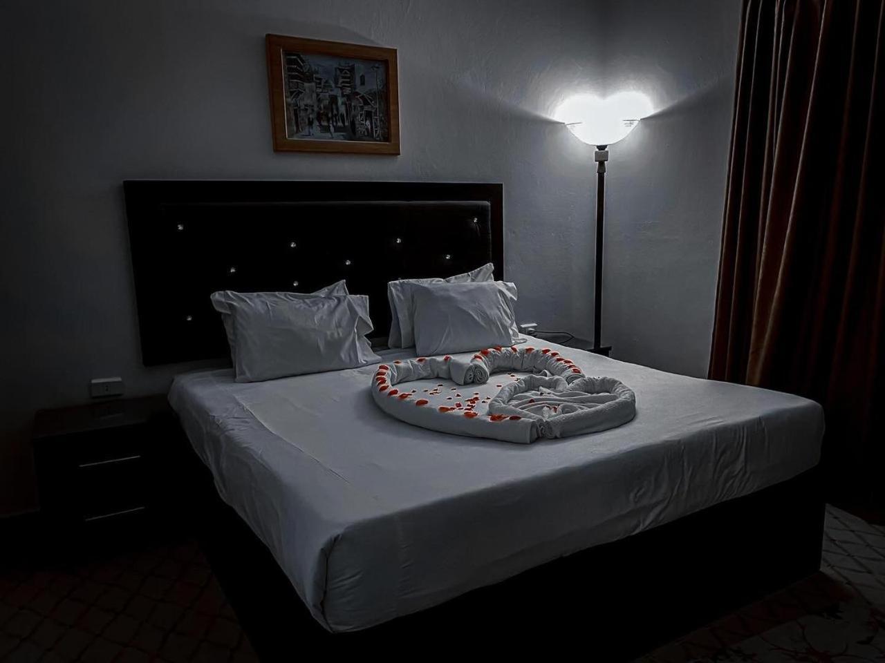 Plaza View Hostel Ат-Тайибах Экстерьер фото