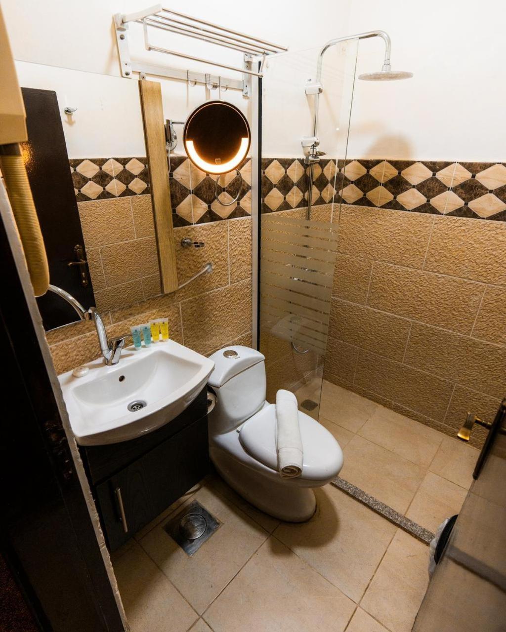 Plaza View Hostel Ат-Тайибах Экстерьер фото
