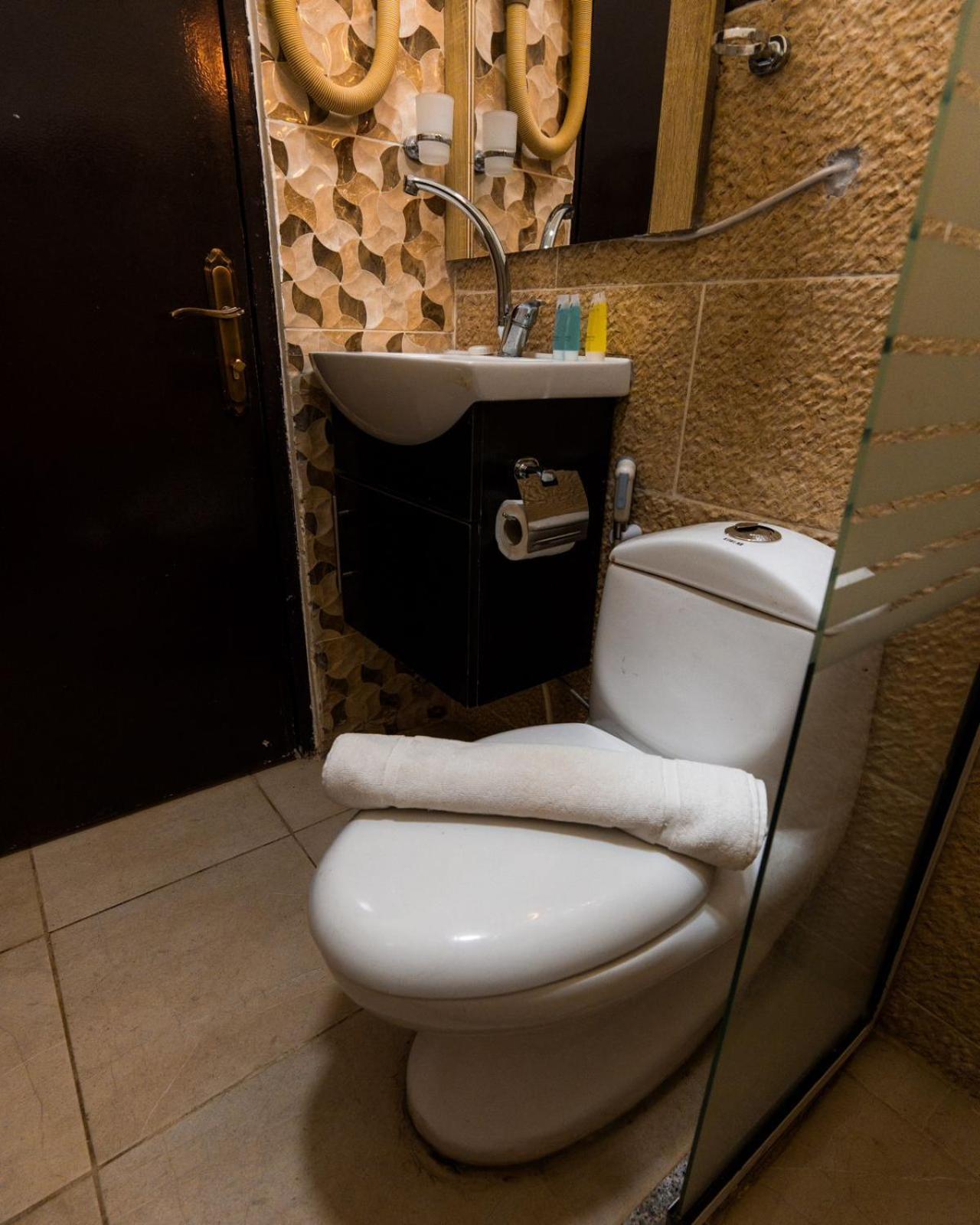 Plaza View Hostel Ат-Тайибах Экстерьер фото